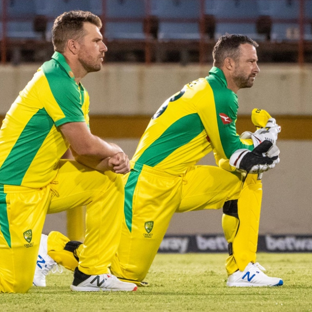Read more about the article DISGRACE, AUSTRALIAN CRICKET TEAM BENDS THE KNEE TO BLM