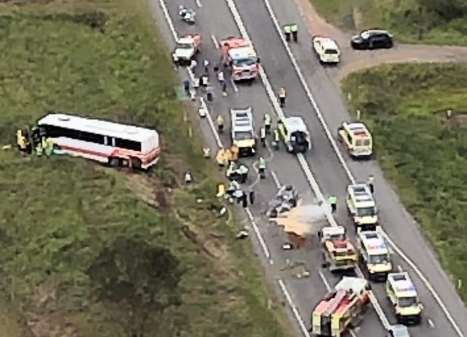 Read more about the article Six people have been injured in a multi-vehicle crash, involving a bus – Hunter